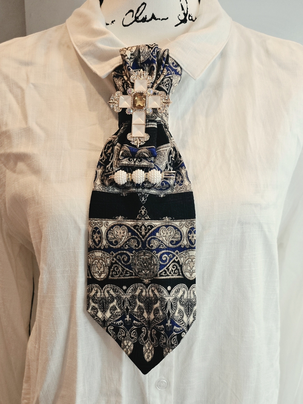 Women's Necktie Necklace With Elegant Brooch